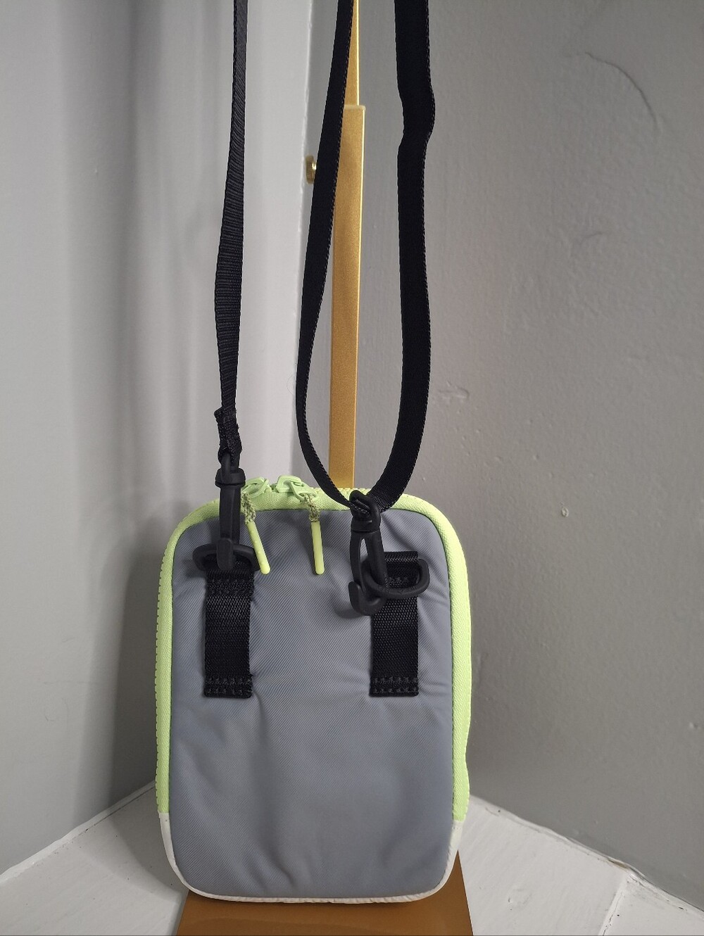 lululemon Easy Access Crossbody Bag 1.5L Gray White Neon Lime NWOT - Picture 2 of 3